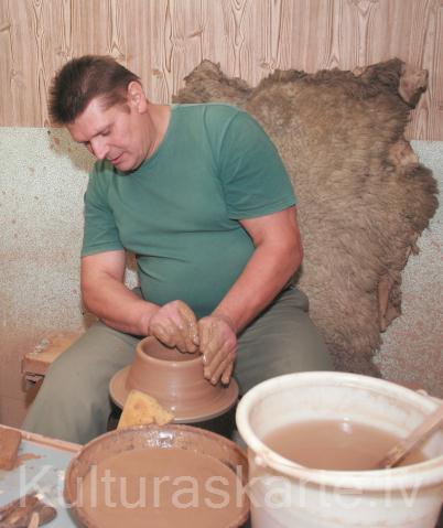 Keramiķis Viktors Ušpelis